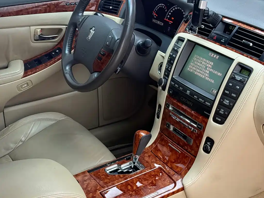 Toyota Crown — миниатюра 23