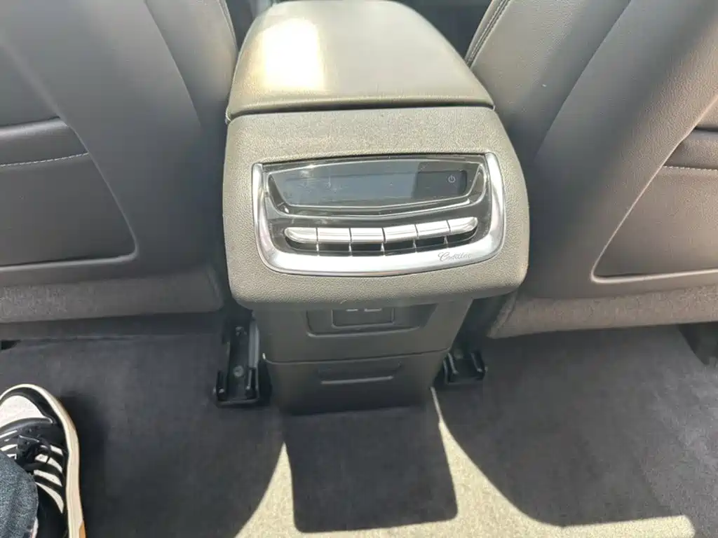 Cadillac XT6 — миниатюра 5