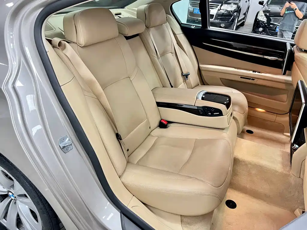 BMW 7 Series — миниатюра 11