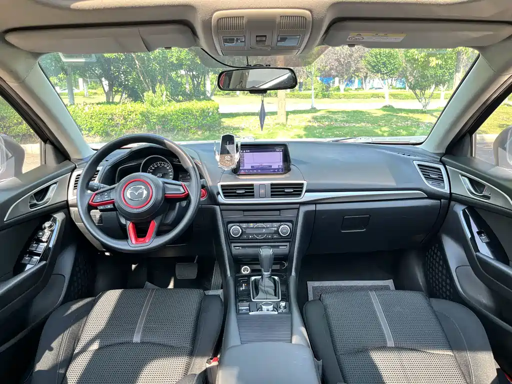 Mazda Mazda3 3 2017 1.5L AT Luxury V