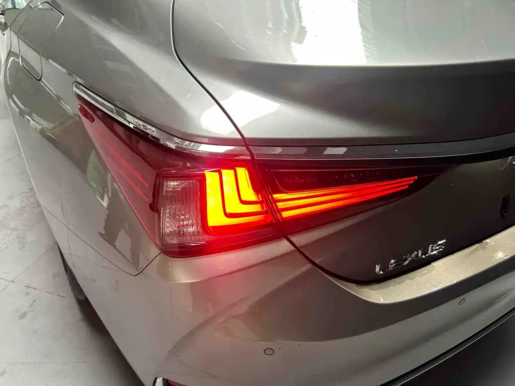 Lexus ES 2022 200