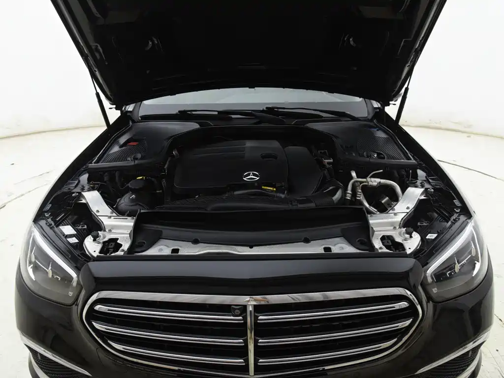 Mercedes-Benz E-Class — миниатюра 12