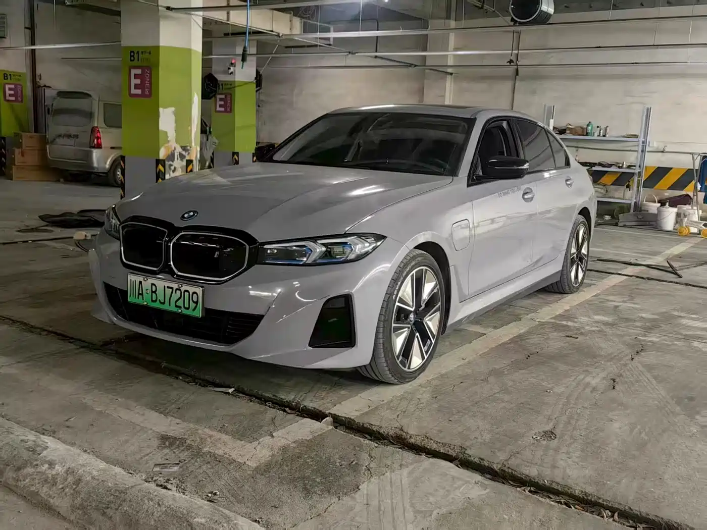 宝马i3 2024款 eDrive 40 L 曜夜运动套装 2024