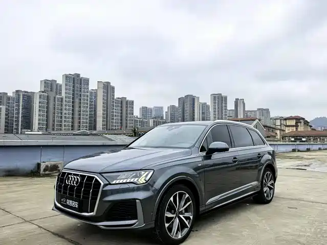 AUDI Q7 2021