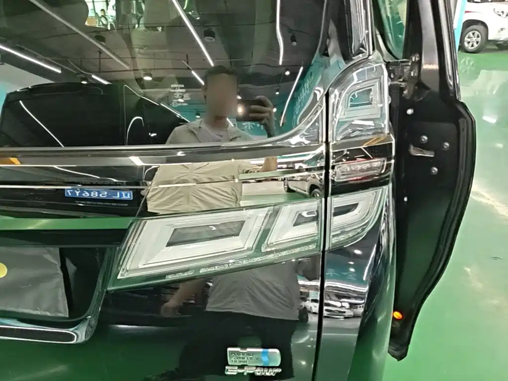 Toyota Vellfire — миниатюра 8