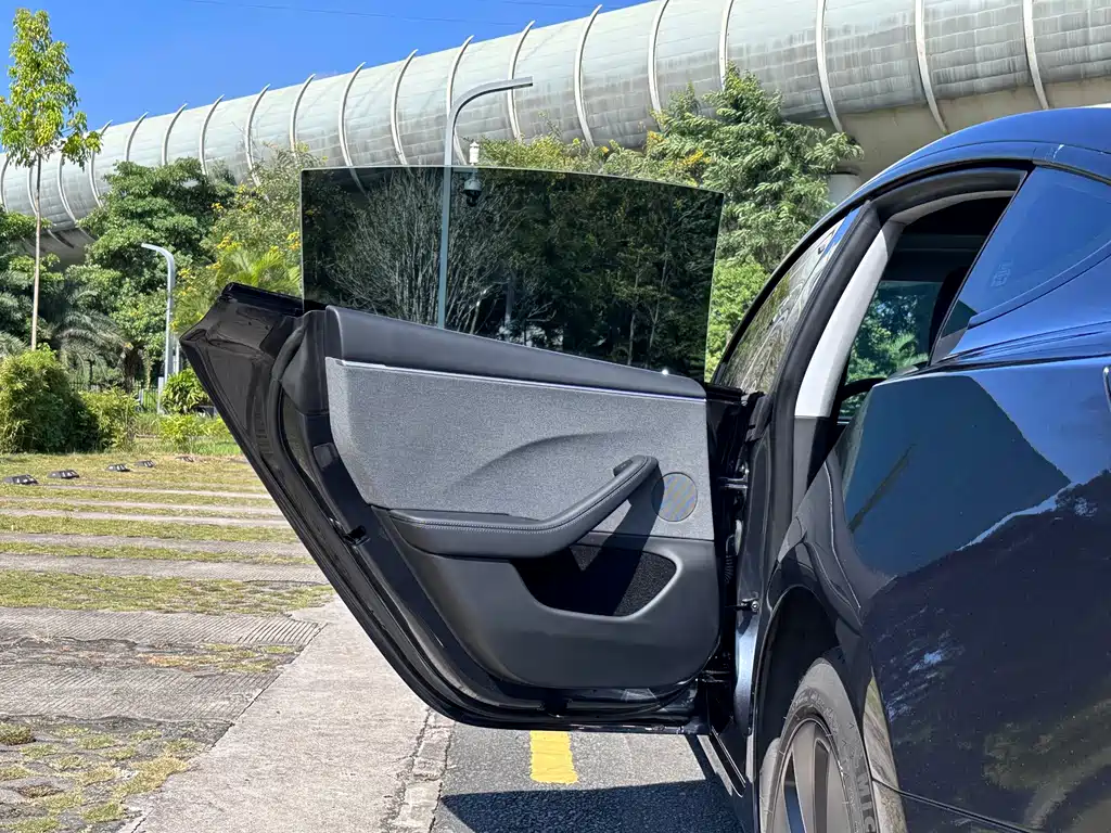Tesla Model 3 — миниатюра 13