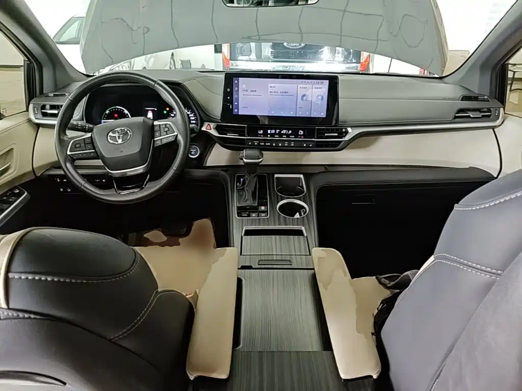 Toyota Sienna — миниатюра 10