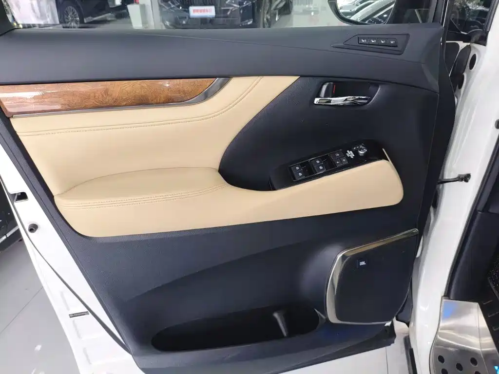 Toyota Alphard — миниатюра 7