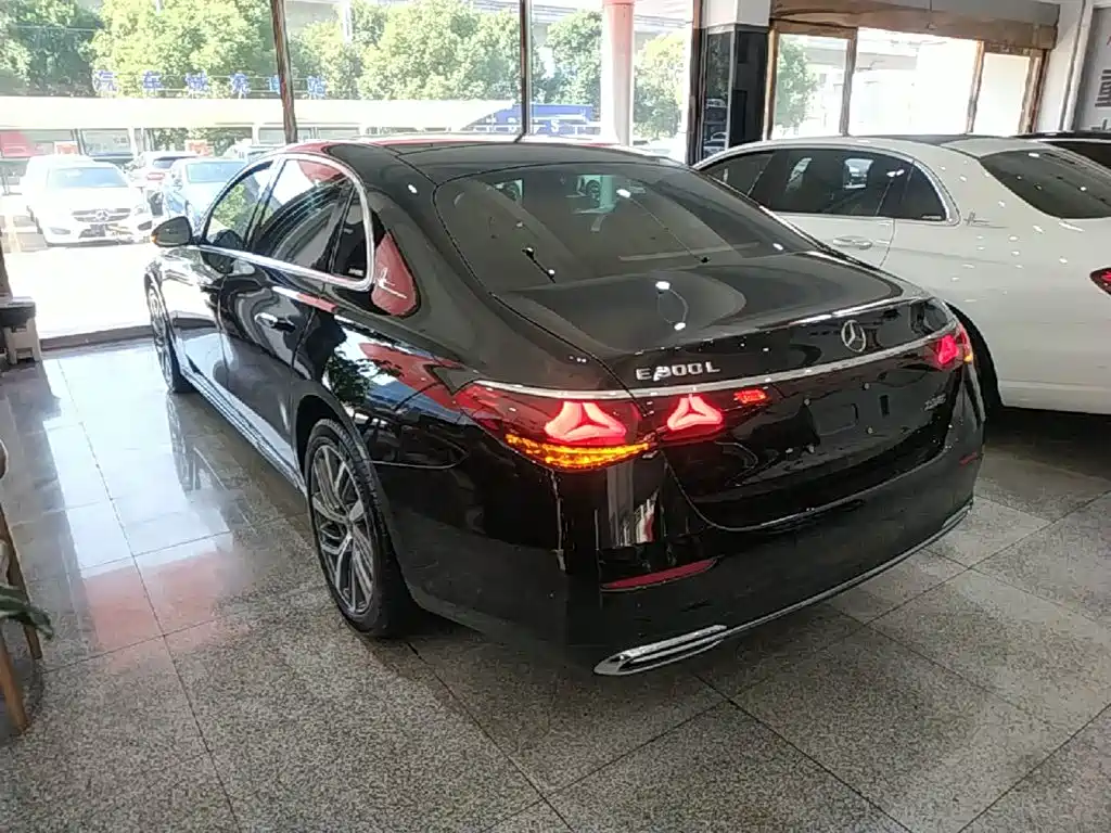 Mercedes-Benz E-Class — миниатюра 5