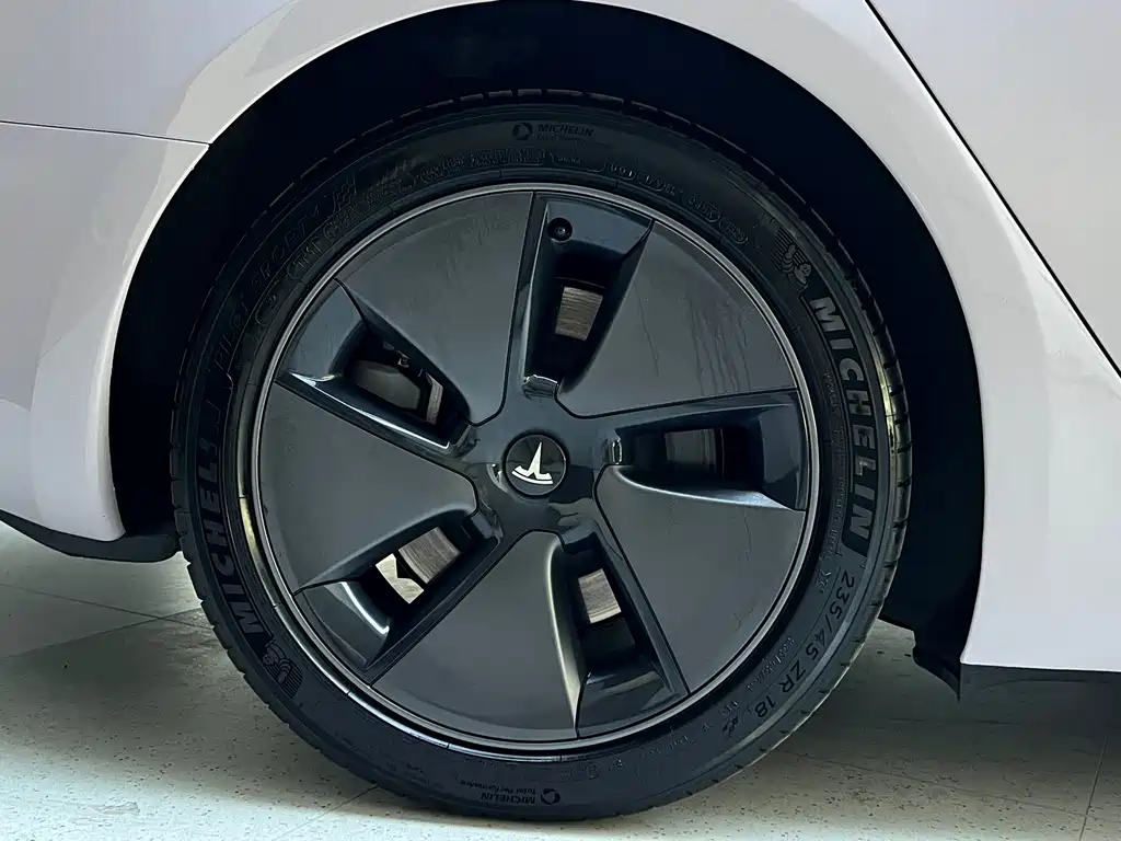 Tesla Model 3 — миниатюра 16