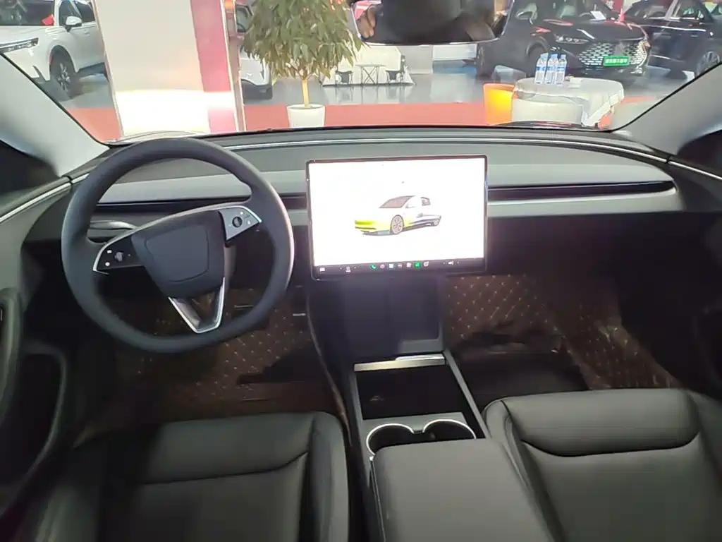 Tesla Model 3 — миниатюра 10
