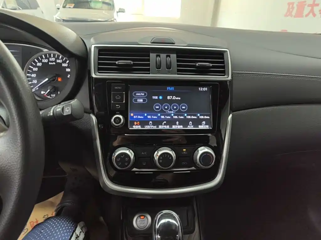 Nissan Tiida — миниатюра 18