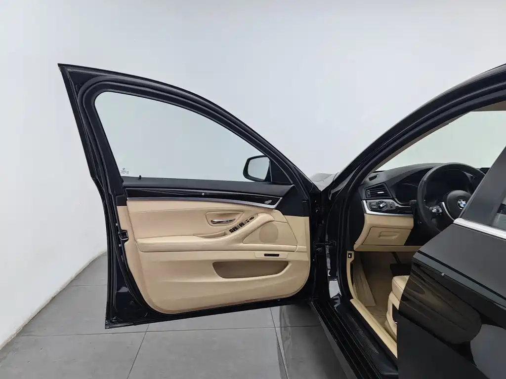 BMW 5 Series — миниатюра 8