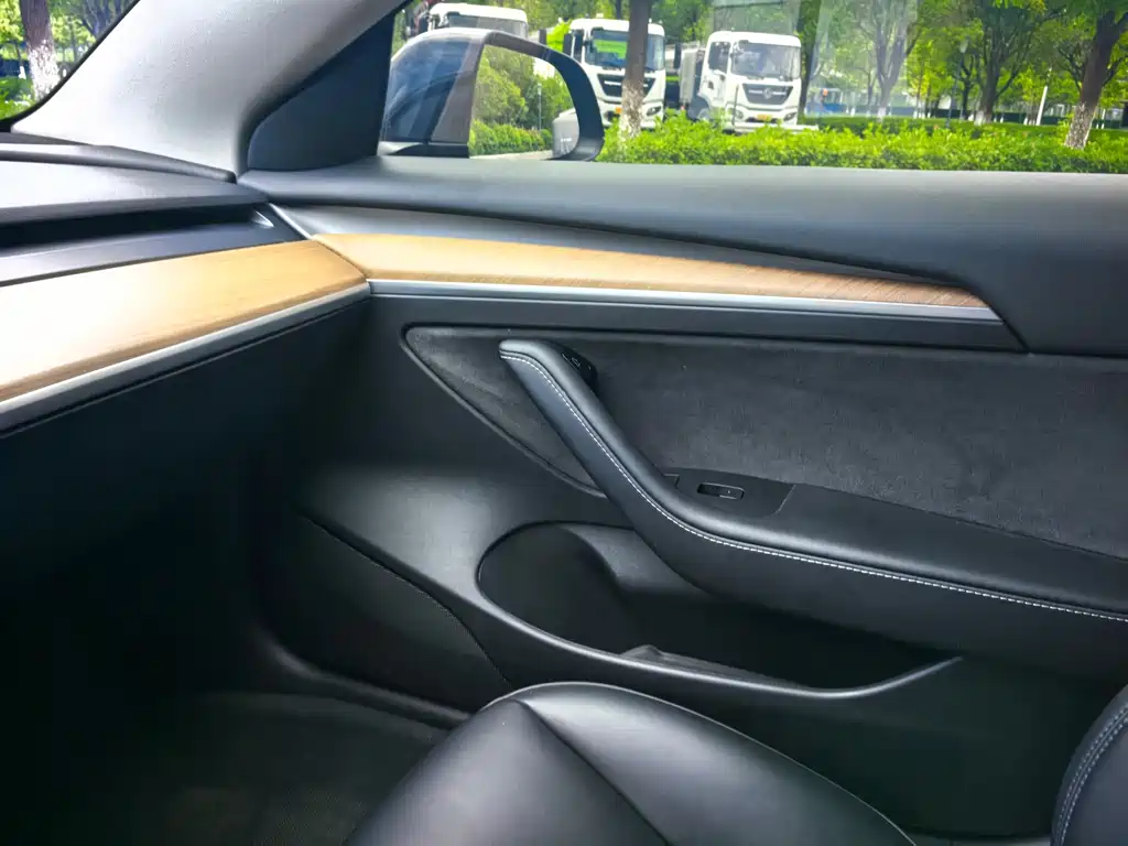 Tesla Model 3 — миниатюра 16