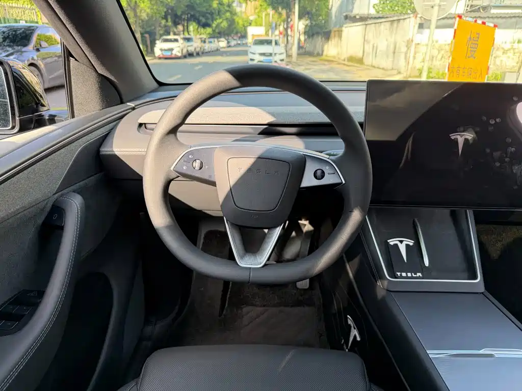 Tesla Model Y — миниатюра 14
