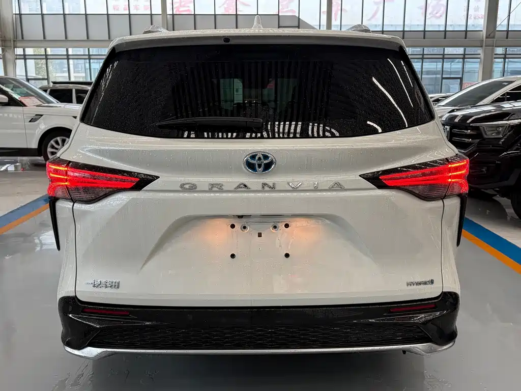 Toyota Granvia — миниатюра 4