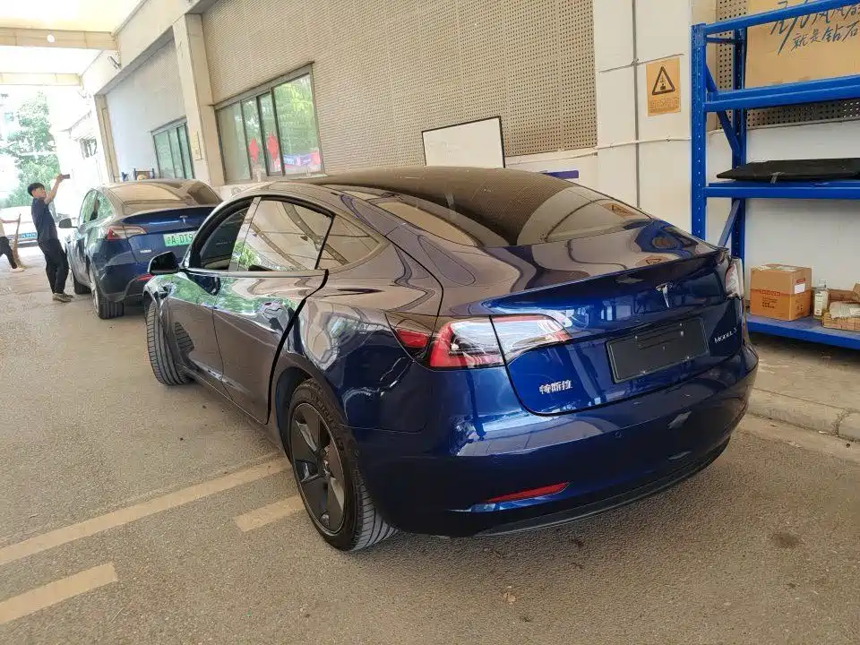 Tesla Model 3 — миниатюра 7