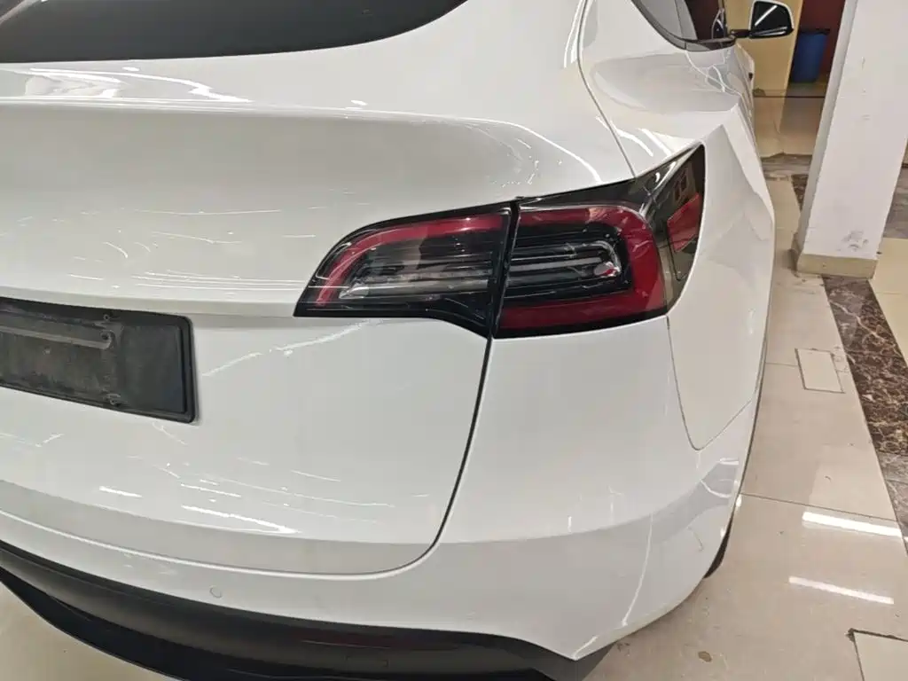 Tesla Model Y — миниатюра 8
