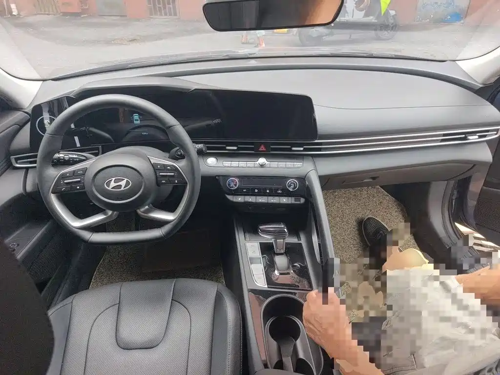 Hyundai Elantra — миниатюра 10