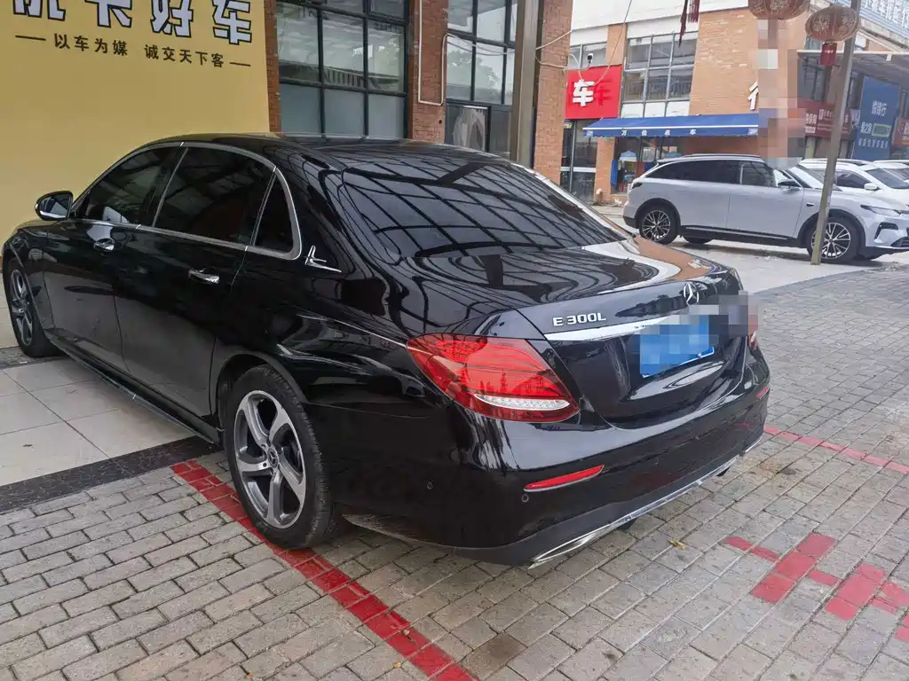 Mercedes-Benz E-Class — миниатюра 8