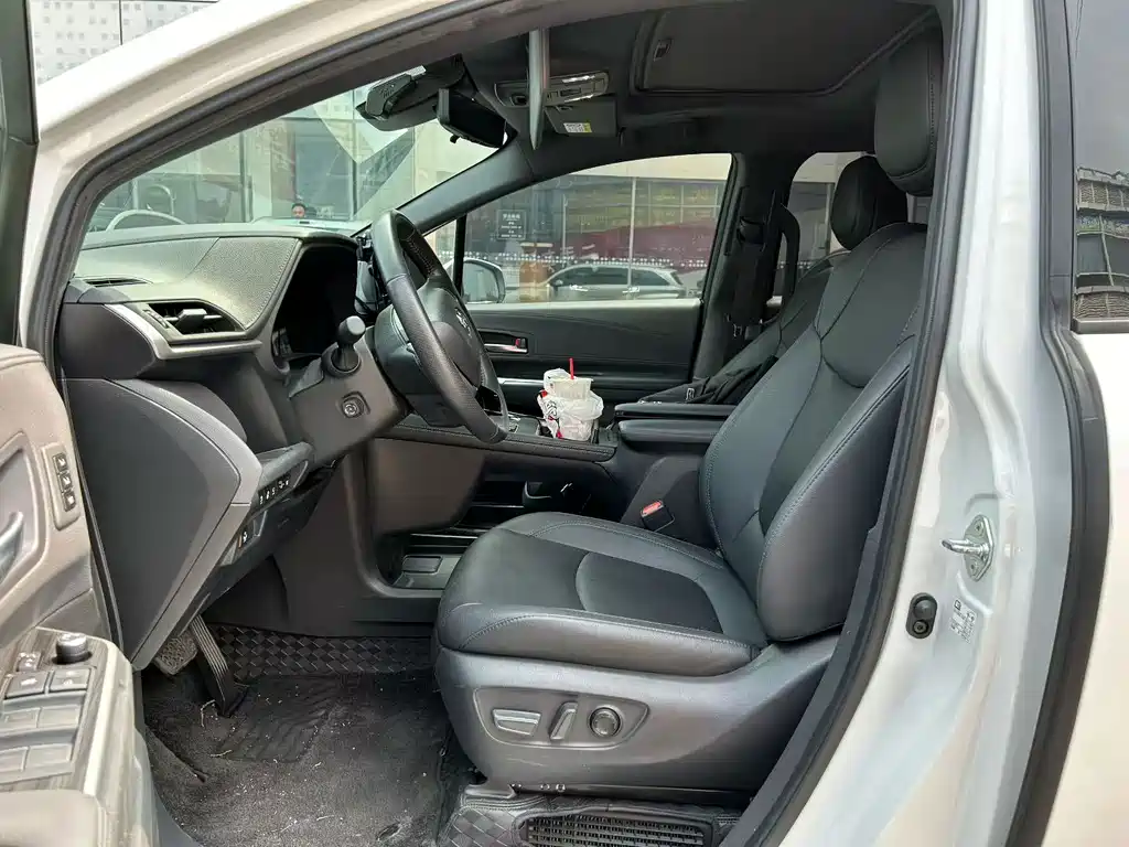 Toyota Sienna — миниатюра 2