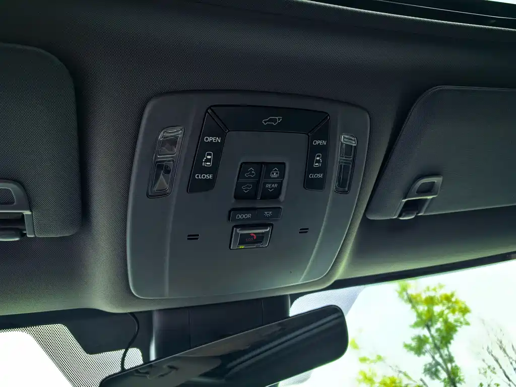Toyota Granvia — миниатюра 15