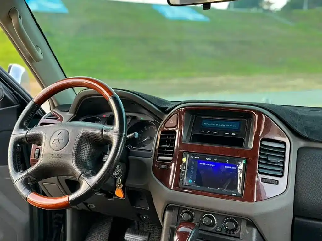 Mitsubishi Pajero — миниатюра 6