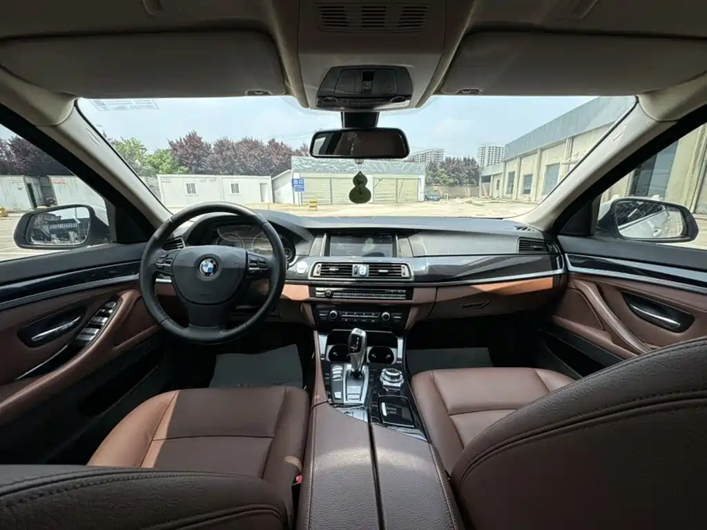 BMW 5 Series — миниатюра 10