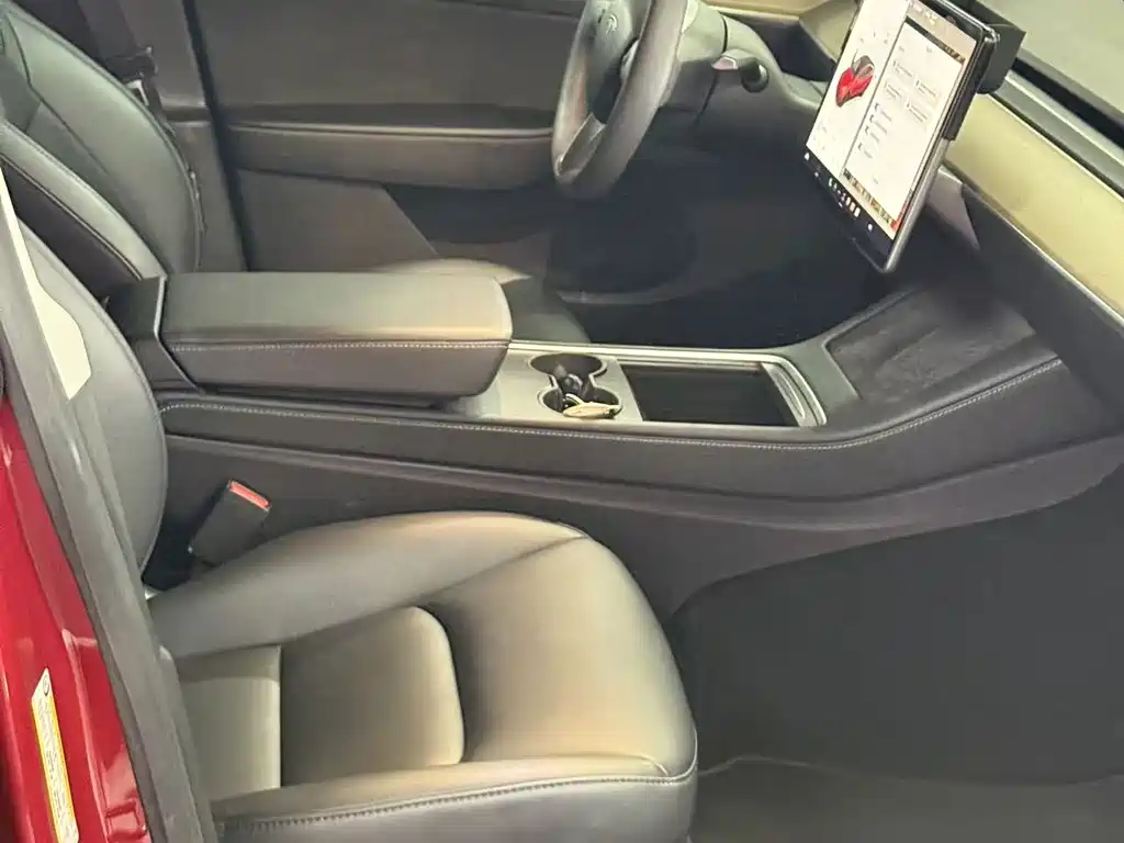 Tesla Model Y — миниатюра 8