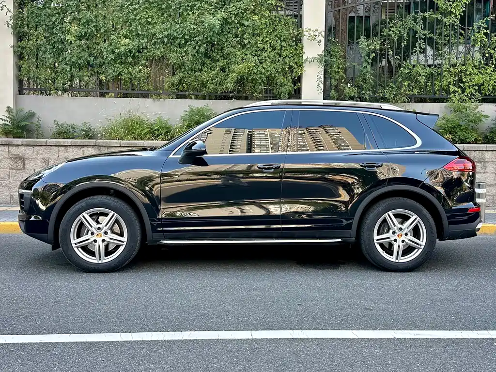 Porsche Cayenne — миниатюра 3