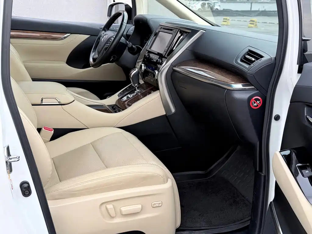 Toyota Alphard — миниатюра 13