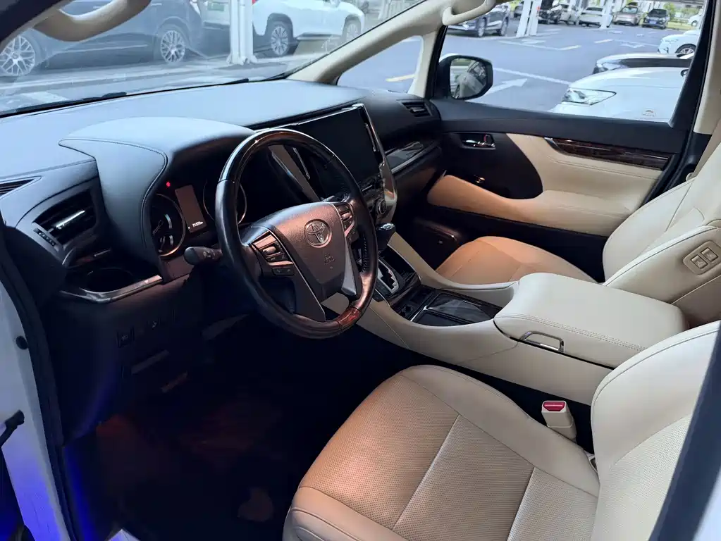 Toyota Alphard — миниатюра 5
