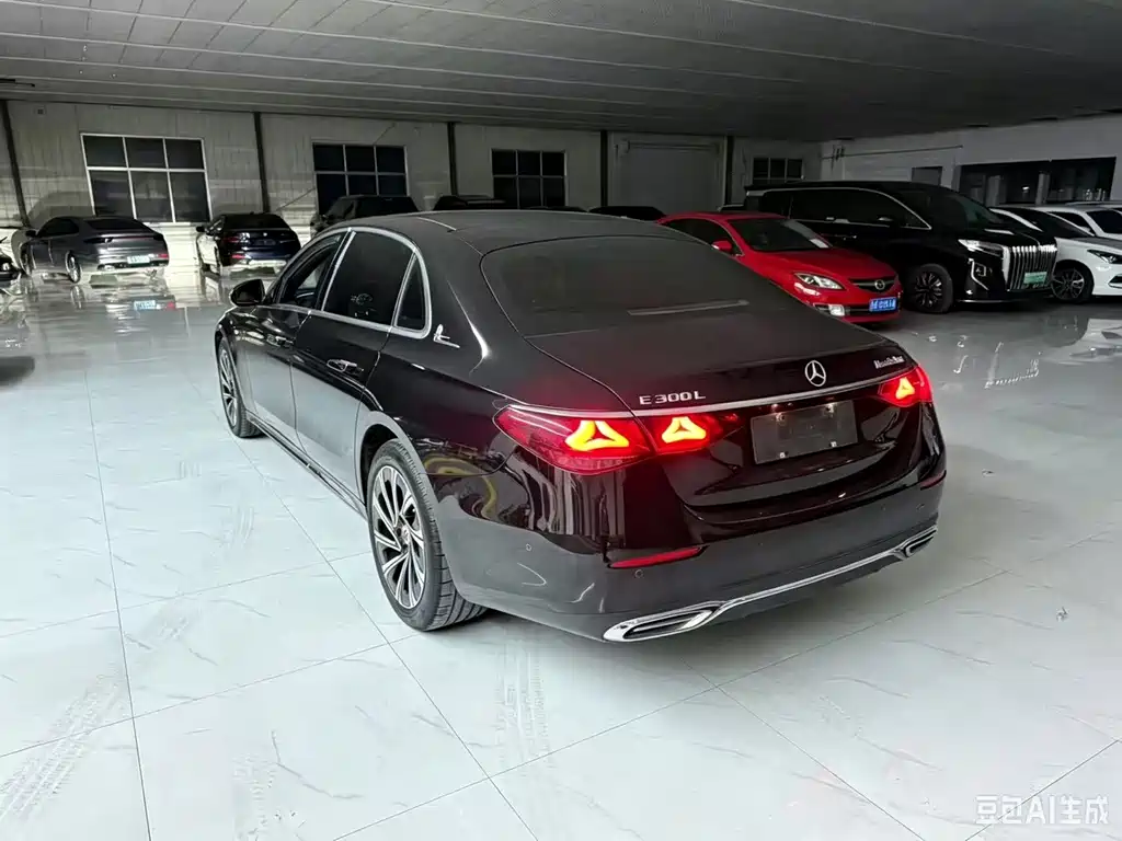 Mercedes-Benz E-Class — миниатюра 7