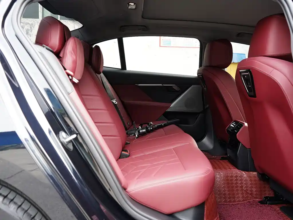 BMW 5 Series — миниатюра 4
