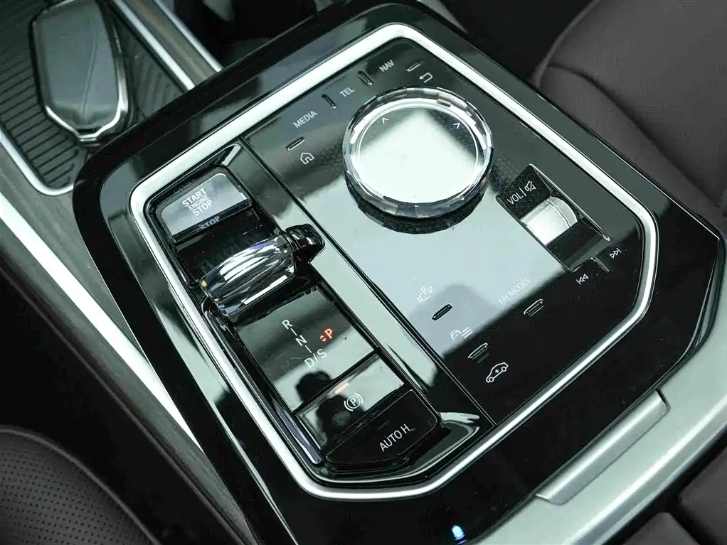 BMW 7 Series — миниатюра 10