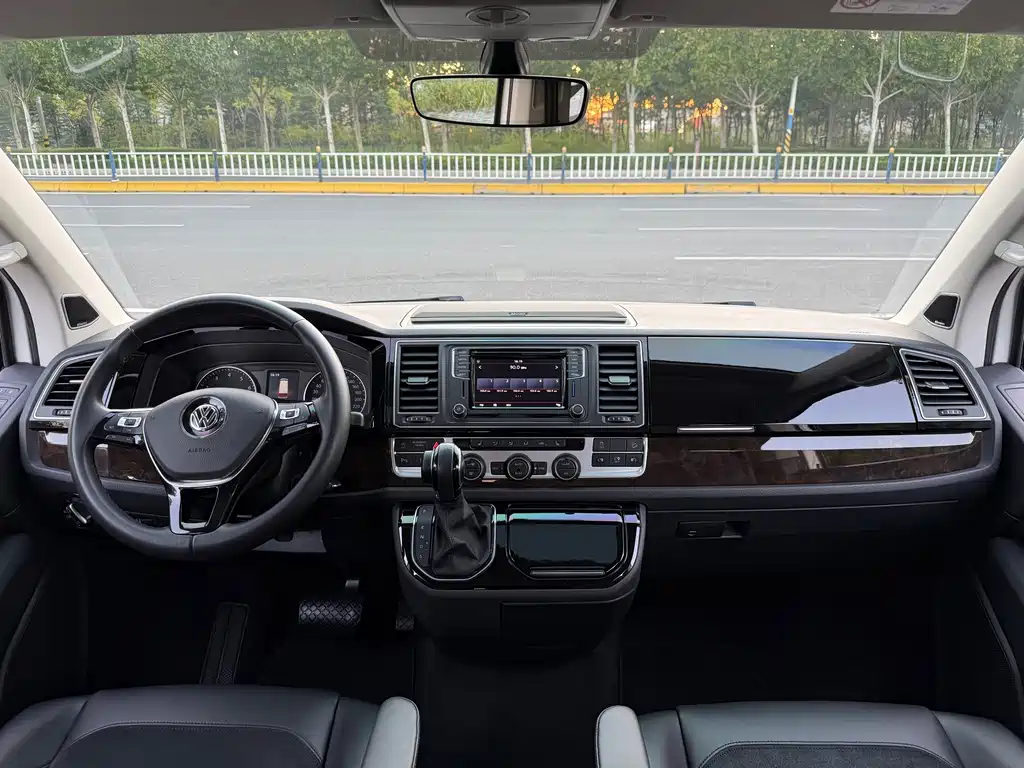 Volkswagen Multivan — миниатюра 7