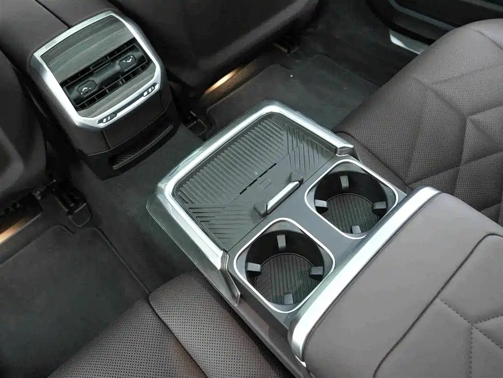 BMW 7 Series — миниатюра 17