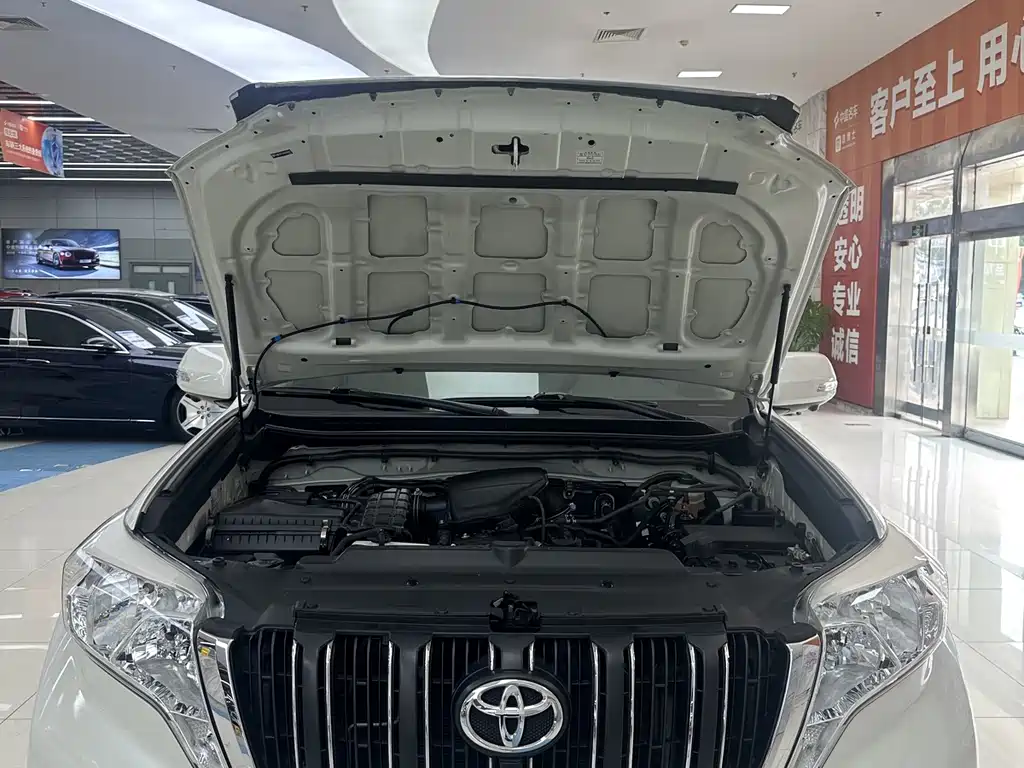 Toyota Land Cruiser Prado 2016 2.7L AT Standard