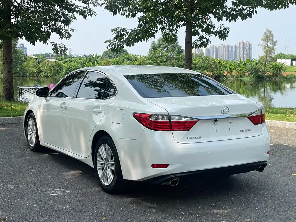 Lexus ES — миниатюра 7