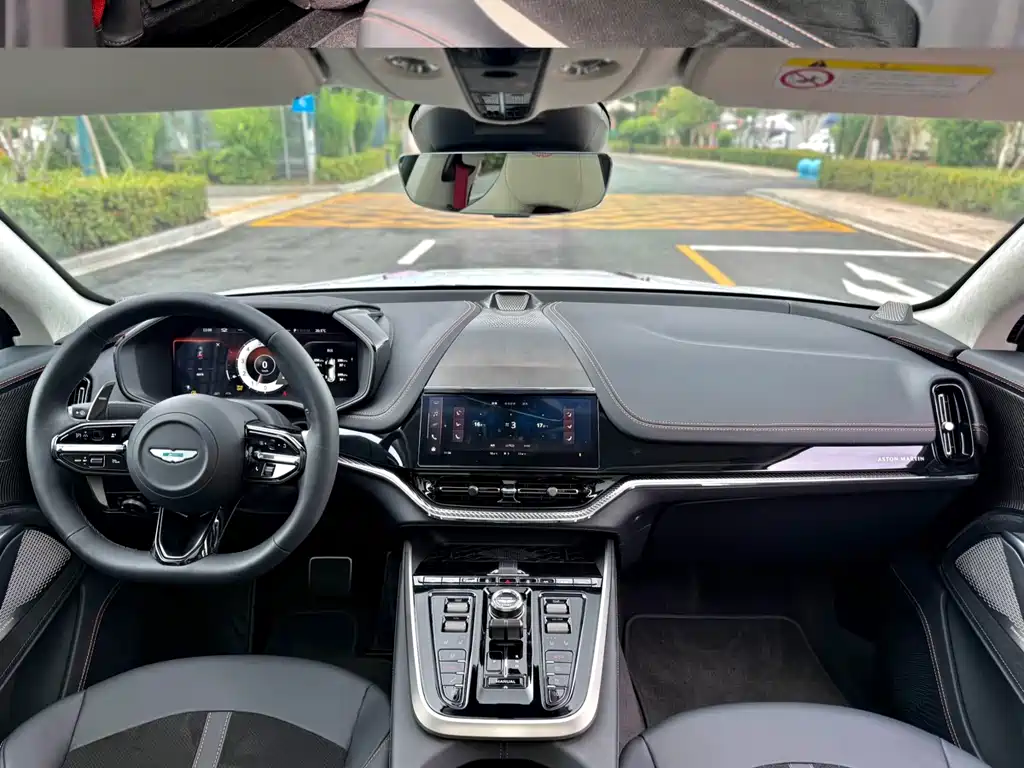 Aston Martin DBX 2025 4.0T V8 707
