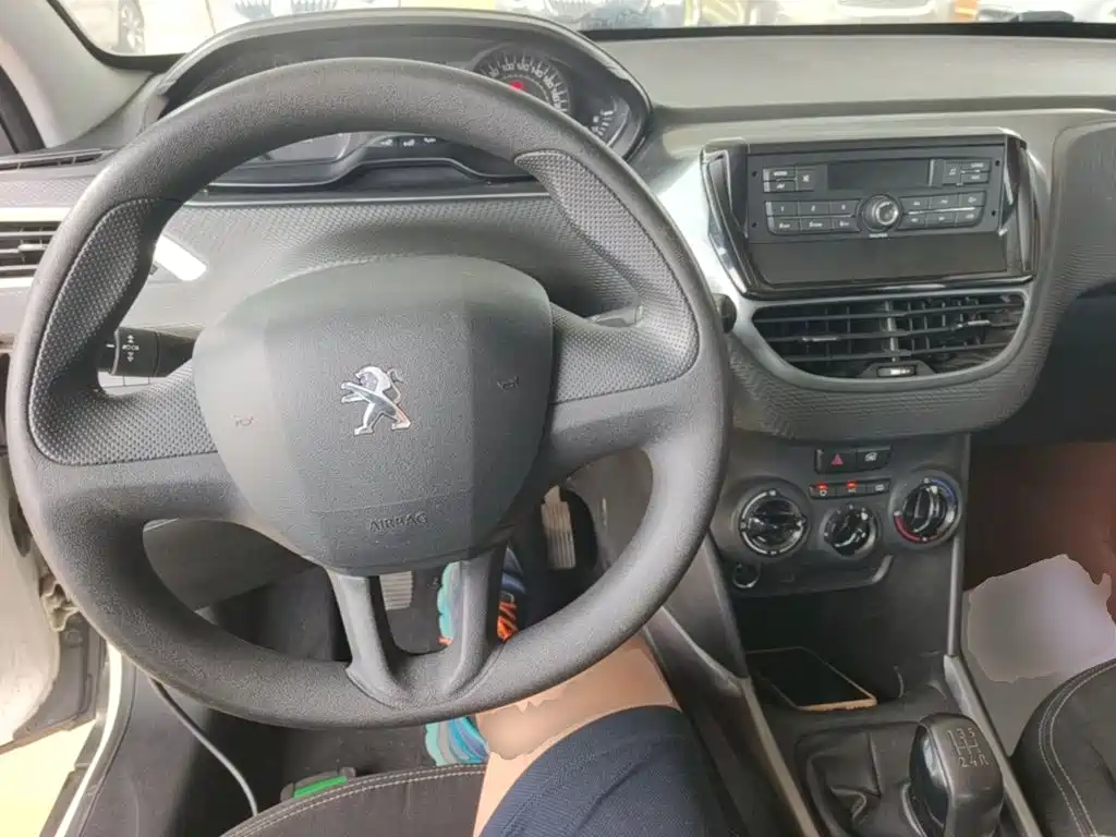 Peugeot 2008 2014 1.6L MT