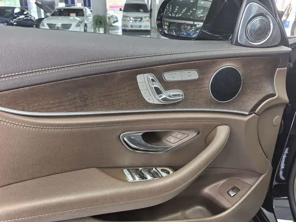 Mercedes-Benz E-Class — миниатюра 9