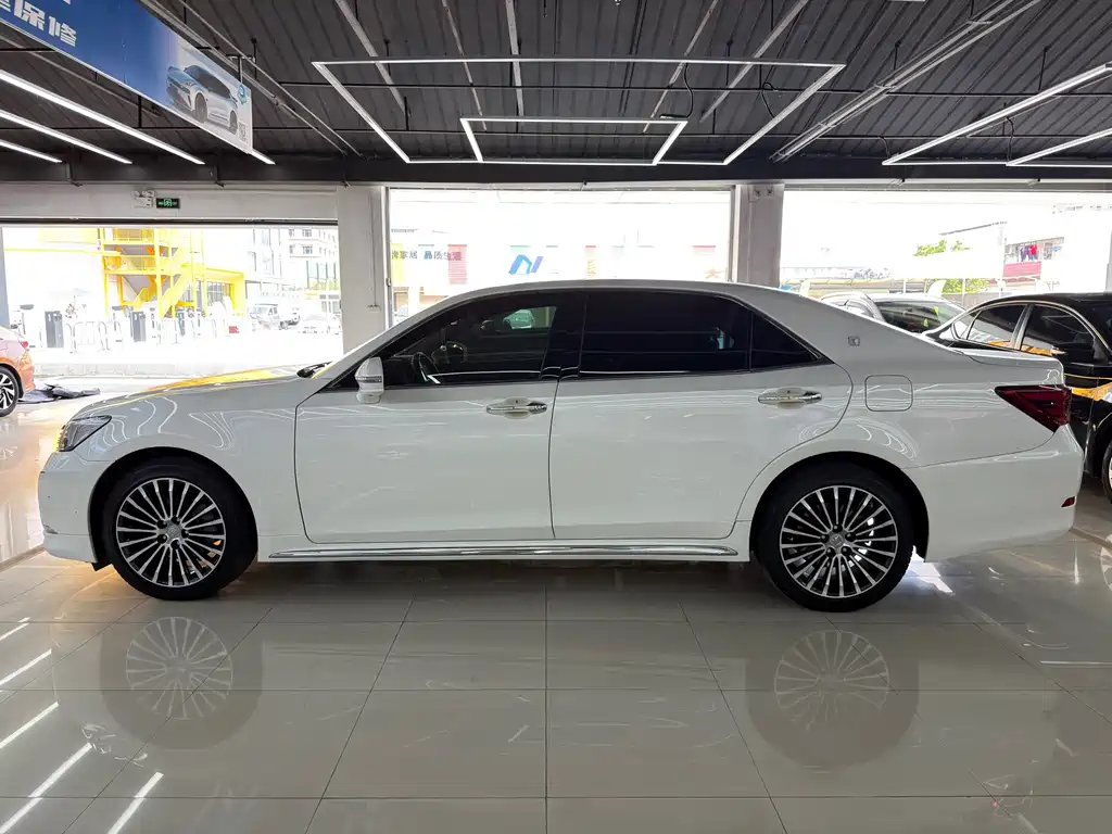Toyota Crown — миниатюра 5
