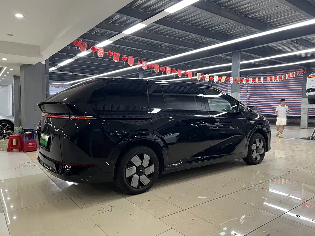 XPeng X9 — миниатюра 8