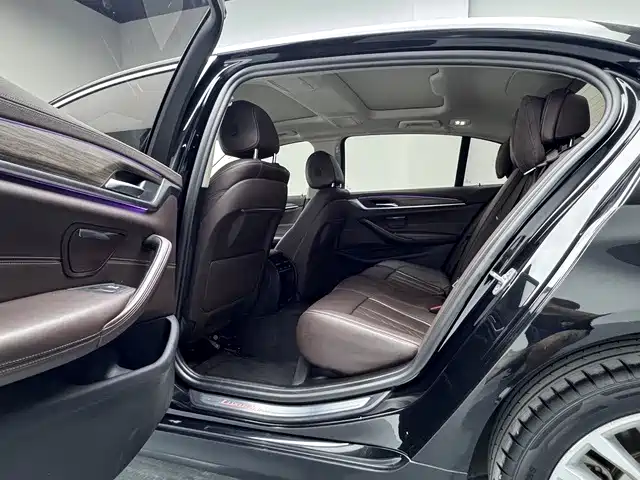 BMW 5 Series — миниатюра 13