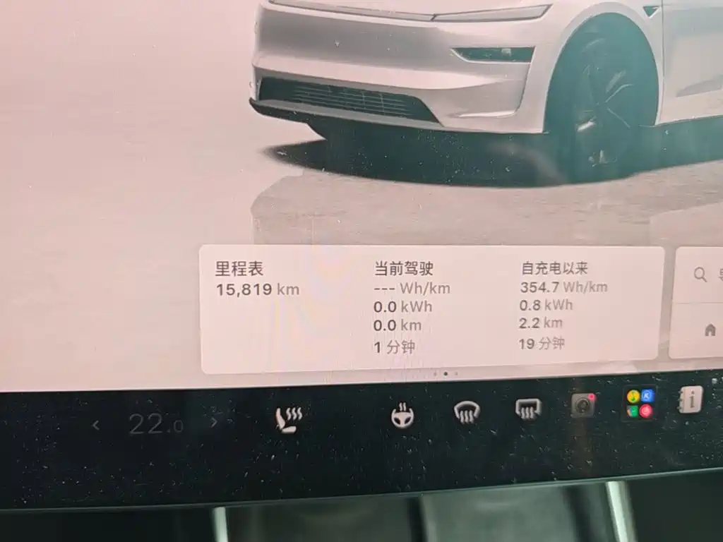 Tesla Model Y — миниатюра 12