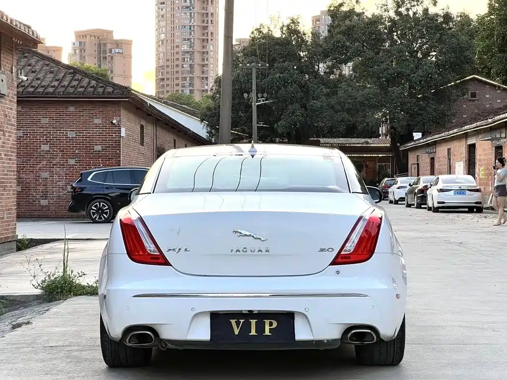 Jaguar XJ — миниатюра 10