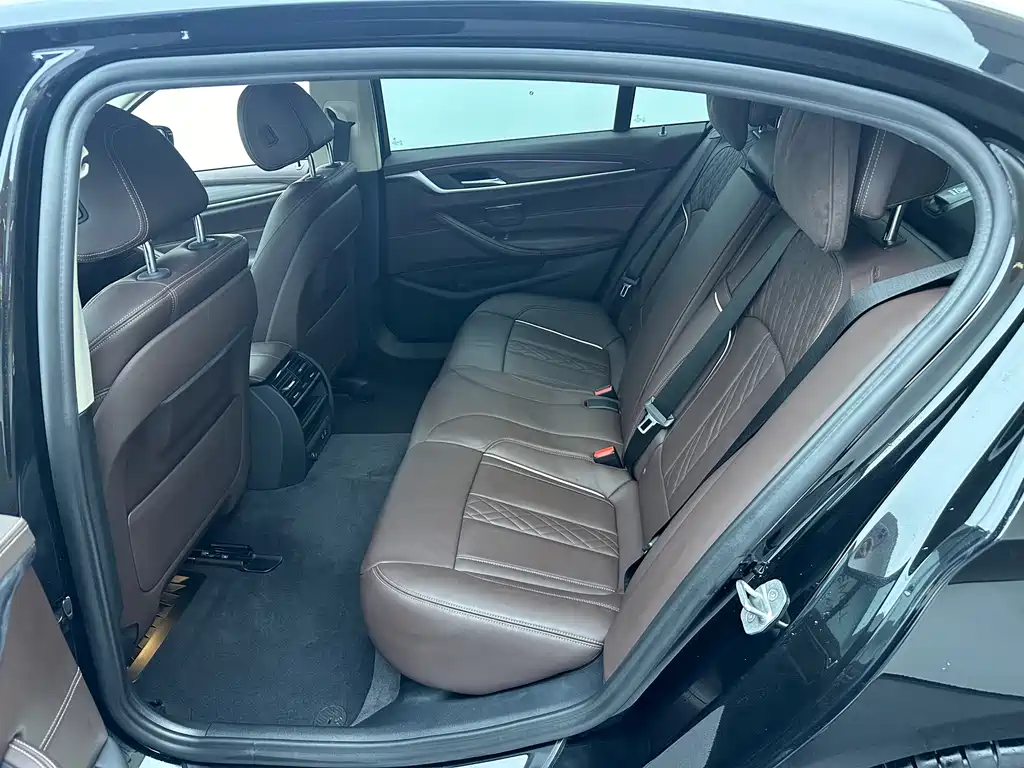 BMW 5 Series — миниатюра 6