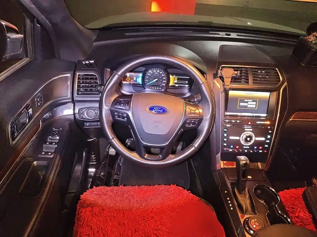 Ford Explorer (Import) — миниатюра 3