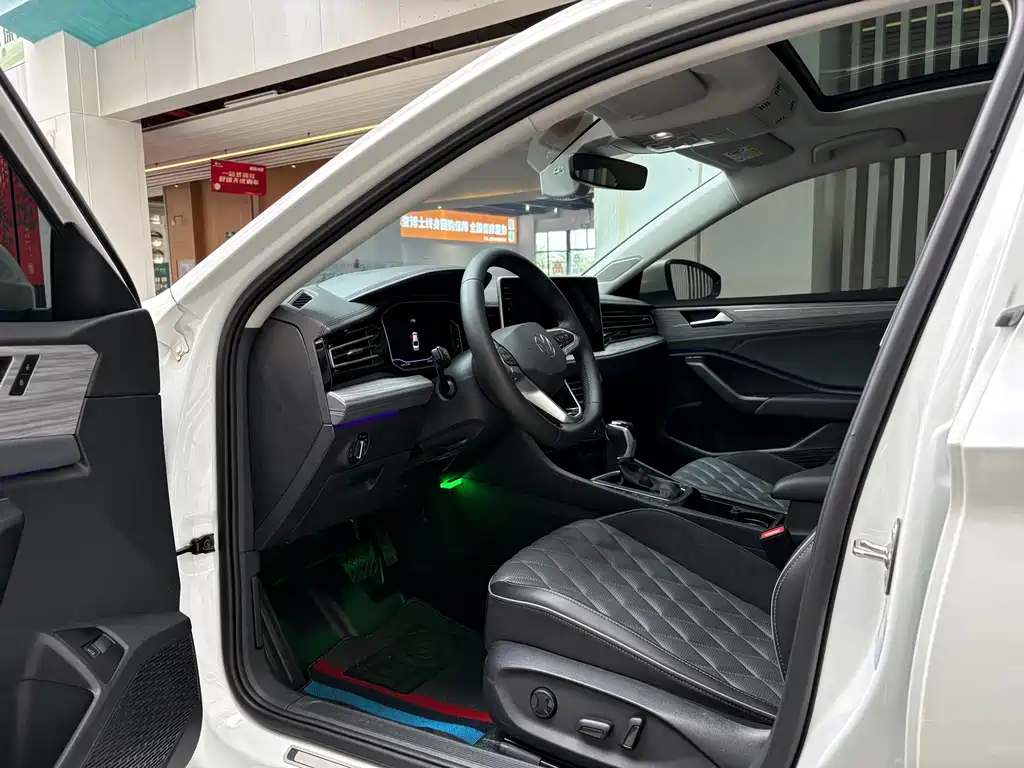 Volkswagen Sagitar 2025 300TSI DSG